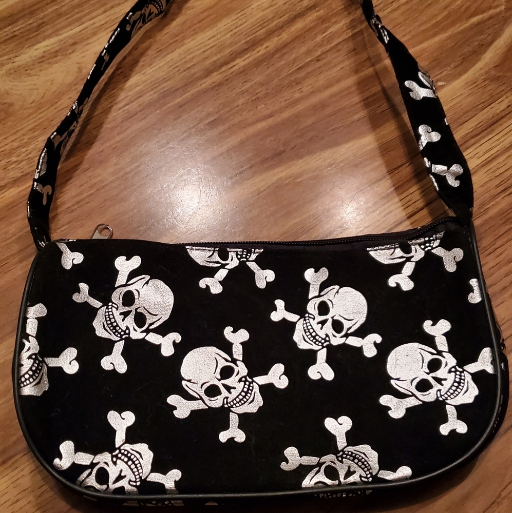 Black & silver metallic Skull & Crossbones purser